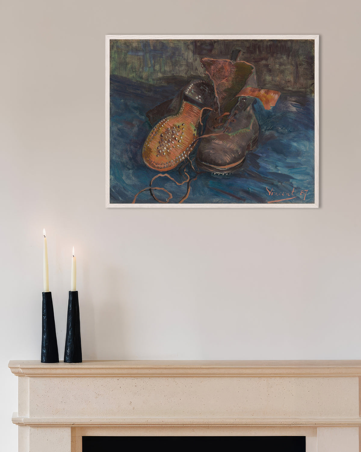 Poster von Ein Paar Stiefel (1887) von Vincent van Gogh, mit weißem Holzrahmen