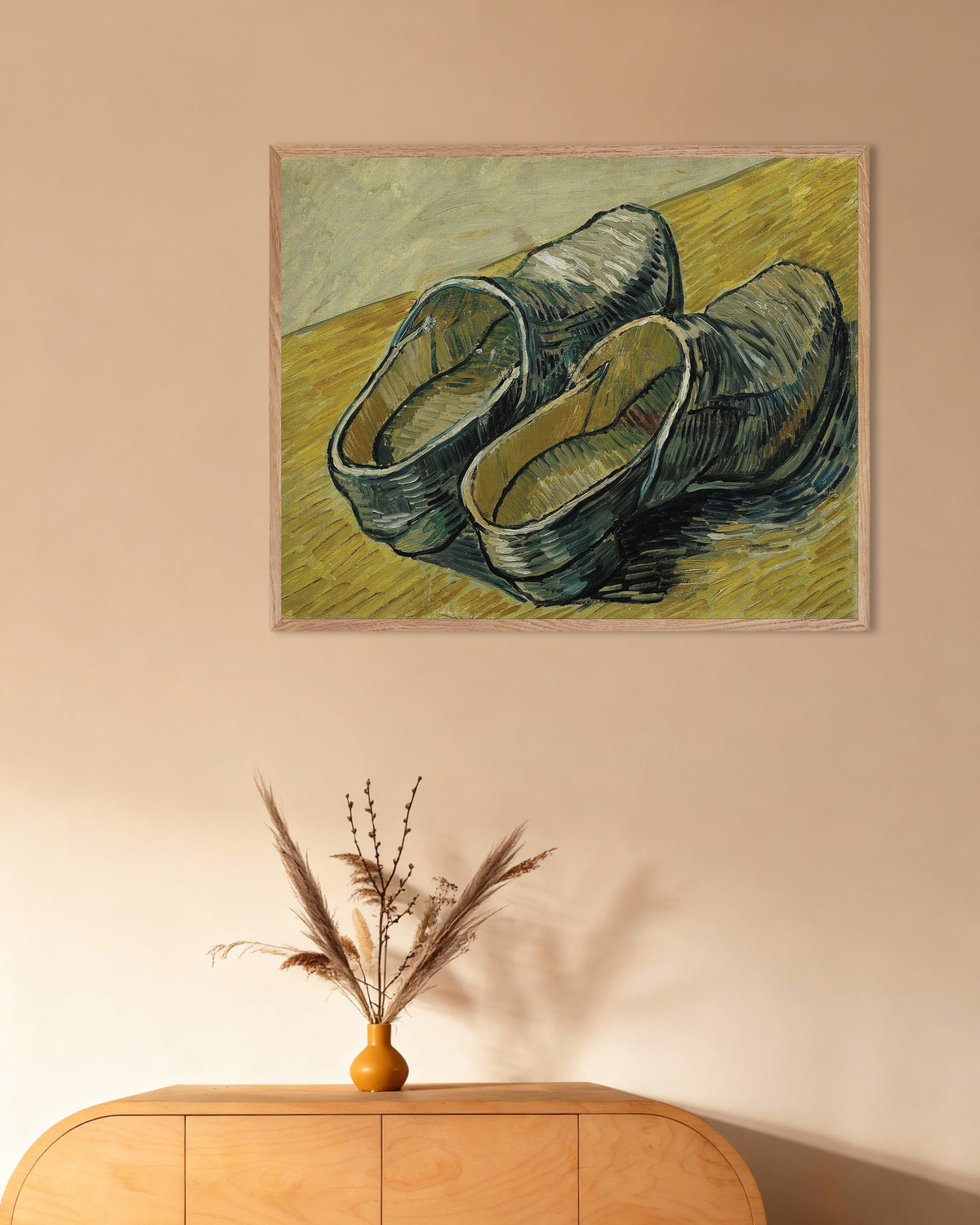 Poster von Ein Paar Ledersandalen (1888) von Vincent van Gogh mit naturfarbenem Holzrahmen