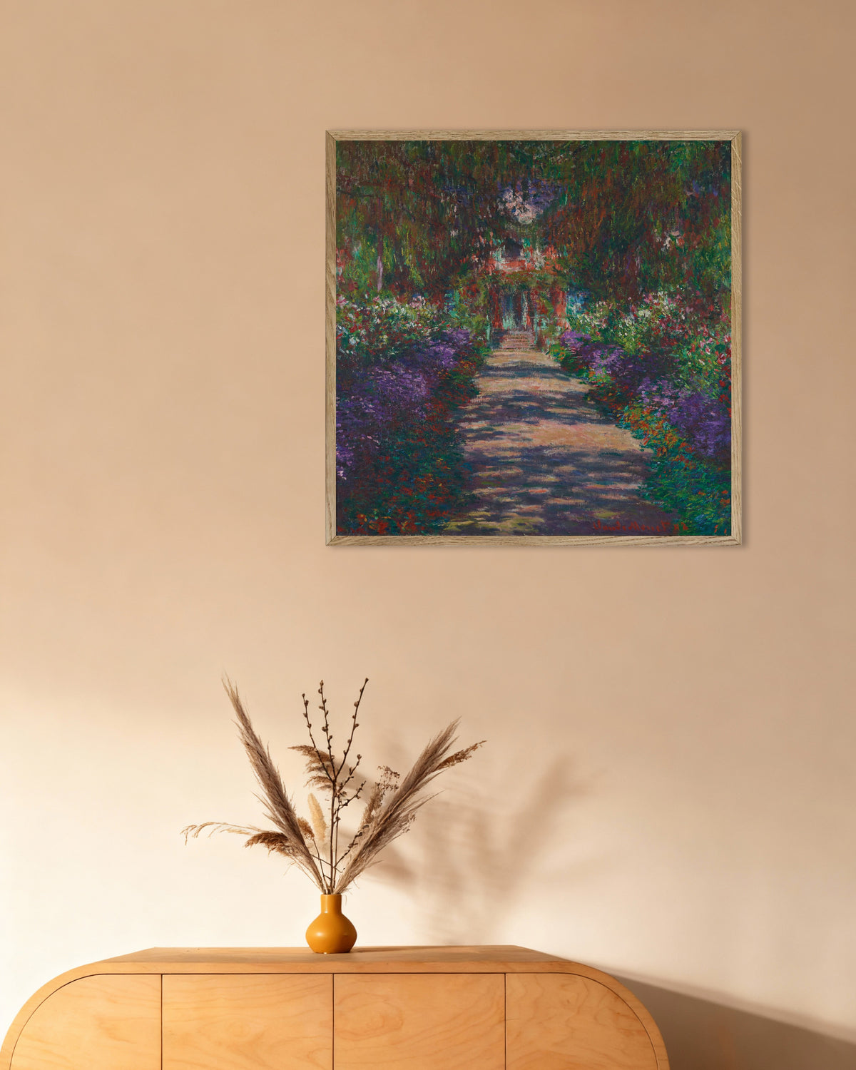 Poster Eine Allee in Monets Garten in Giverny (1902) von Claude Monet mit naturfarbenem Holzrahmen