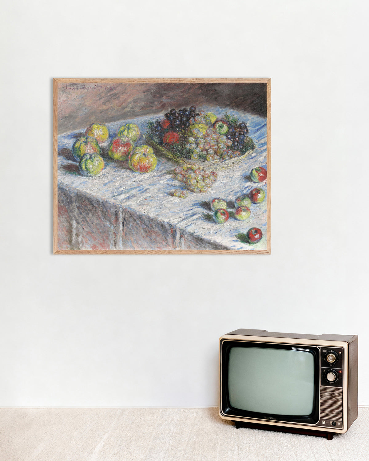 Poster Äpfel und Trauben (1880) von Claude Monet mit naturfarbenem Holzrahmen