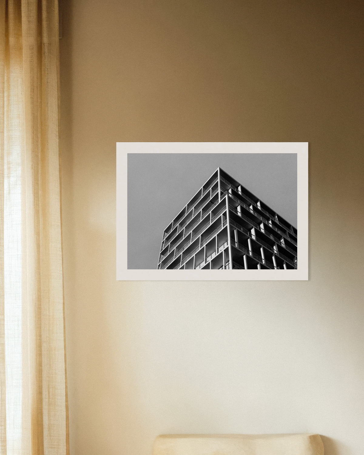 Poster „Balkonecke unter grauem Himmel“