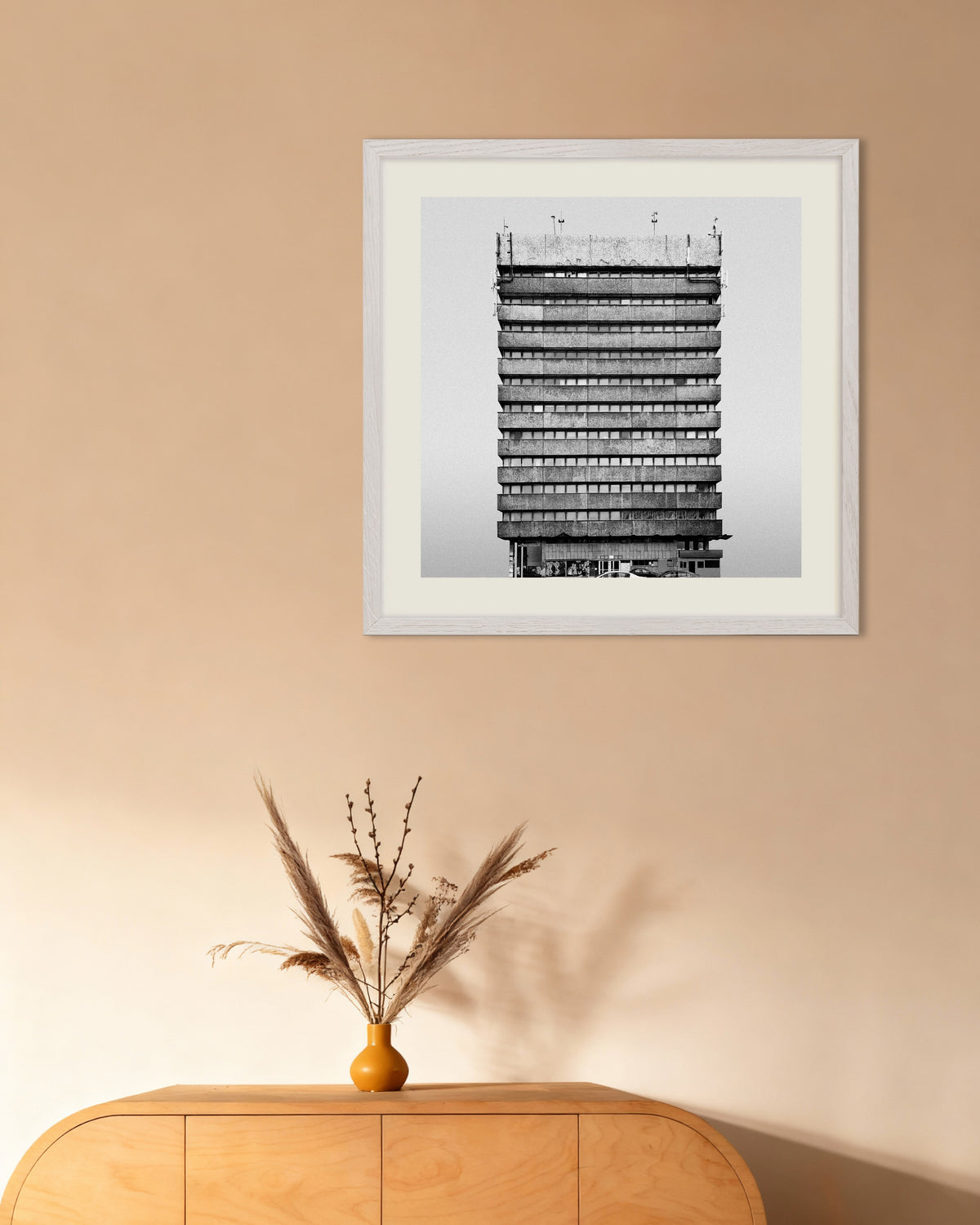 Poster „Büroturm mit Fassadenbändern“ mit weißem Holzrahmen