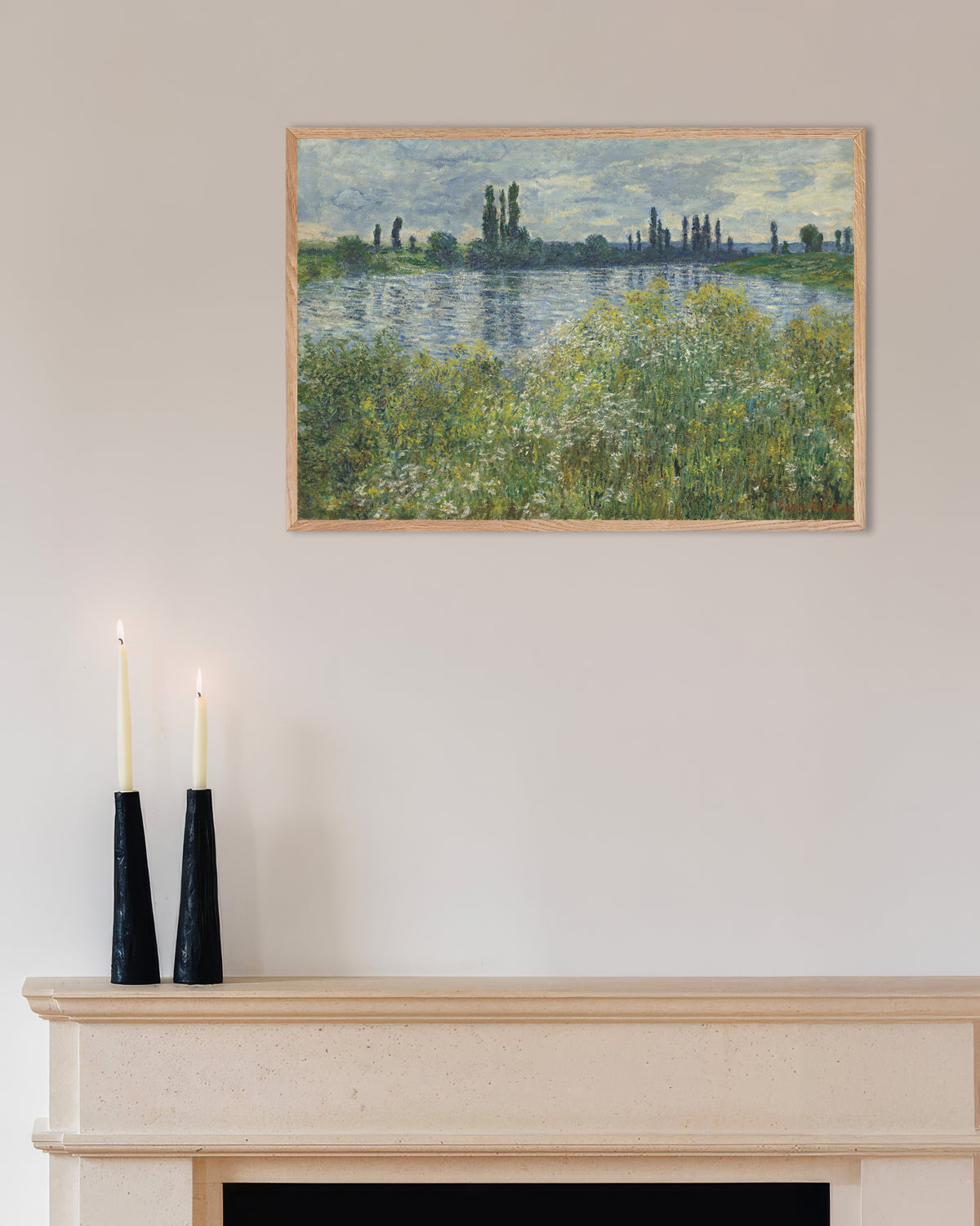 Poster Seineufer bei Vétheuil (1880) von Claude Monet mit naturfarbenem Holzrahmen