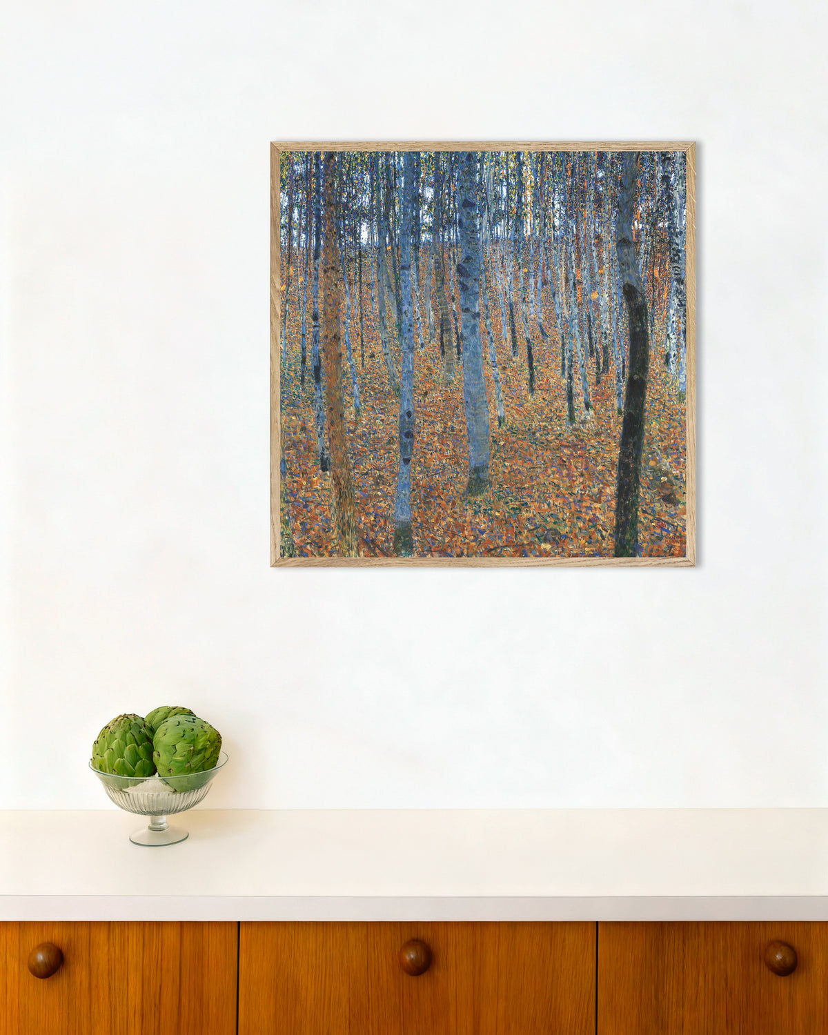 Poster Buchenwald I (1902) von Gustav Klimt mit naturfarbenem Holzrahmen