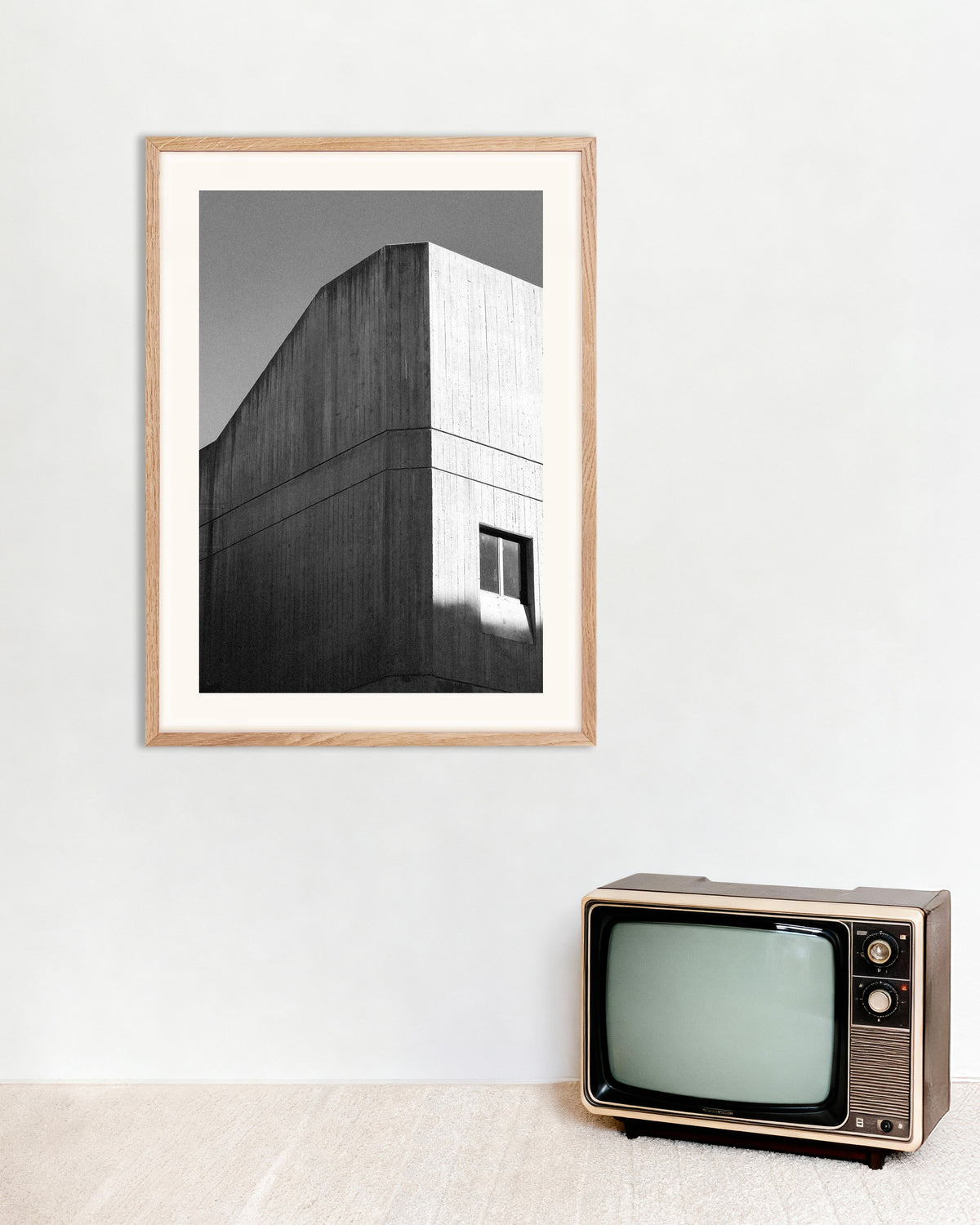 Poster „Ecke aus Brettschalungsbeton“ mit naturfarbenem Holzrahmen