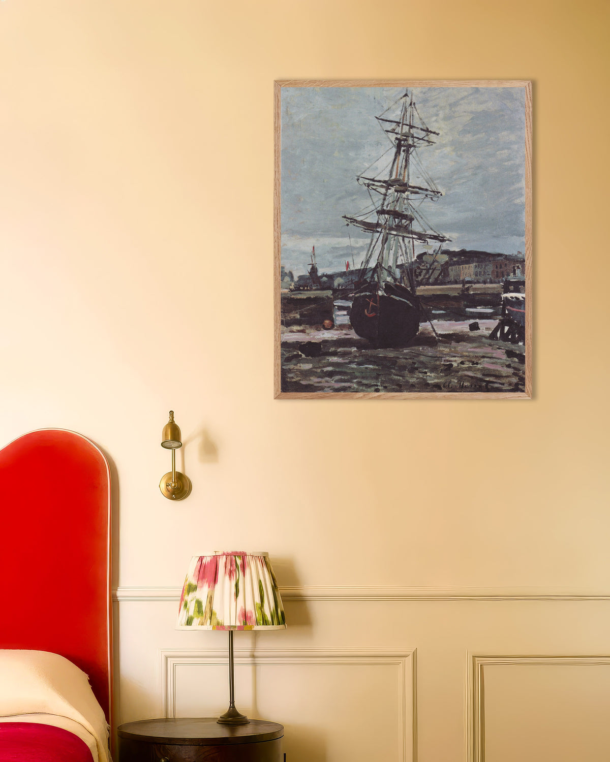 Poster Gestrandetes Boot in Fécamp (1868) von Claude Monet mit naturfarbenem Holzrahmen