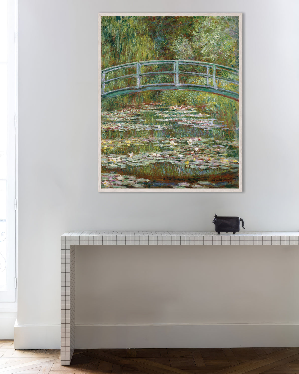 Poster Brücke über den Seerosenteich (1899) von Claude Monet mit weißem Holzrahmen