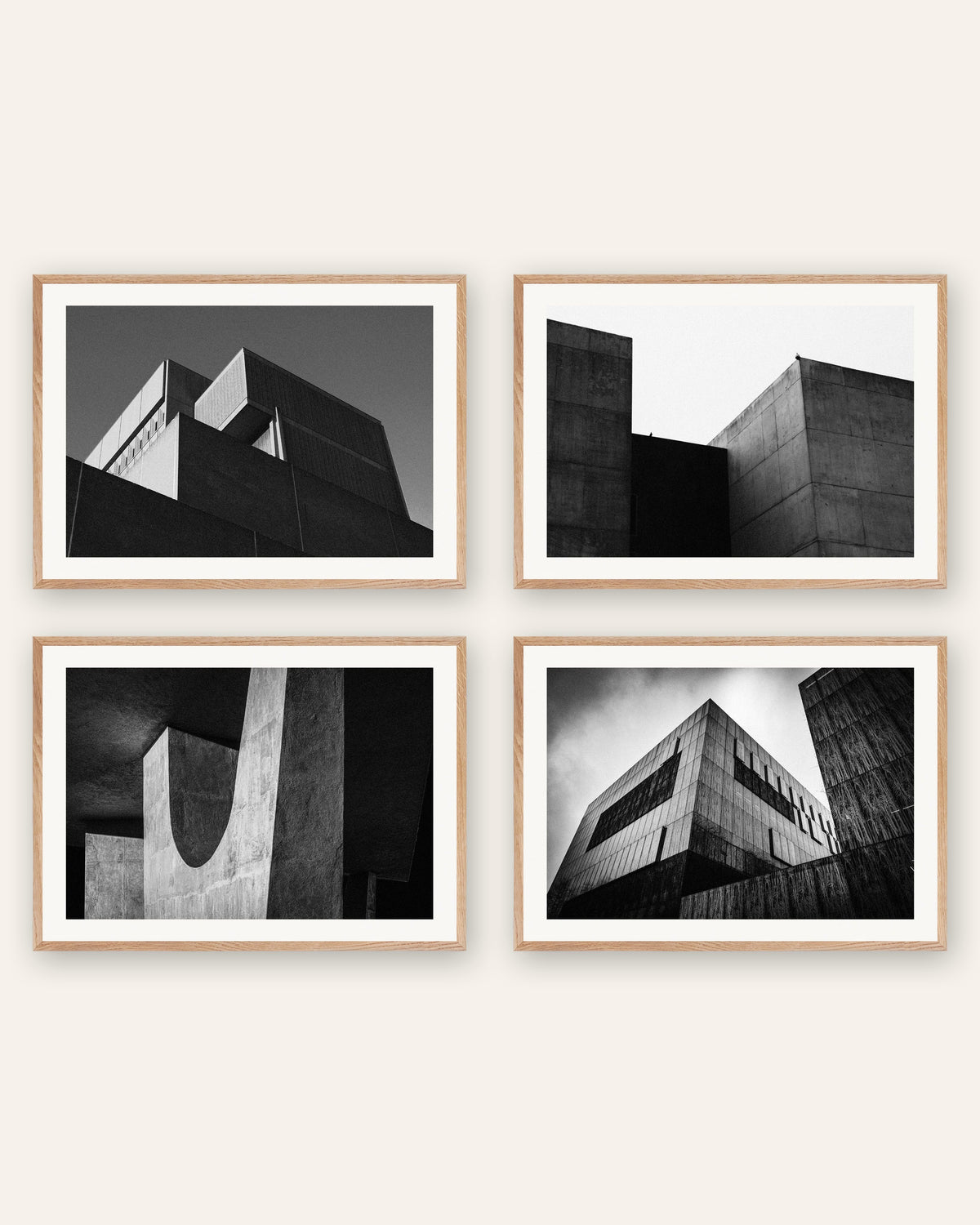 Brutalismus Poster 4er-Set: minimalistische Betonvolumen, in Rahmen aus Natureiche
