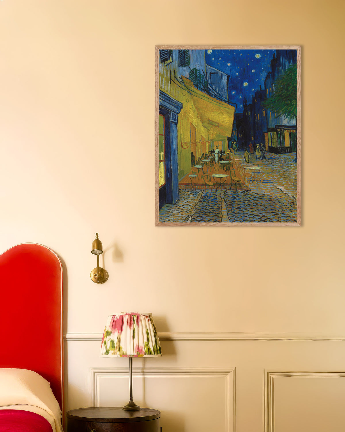 Poster „Caféterrasse am Abend“ (1888) von Vincent van Gogh, mit naturbelassenem Holzrahmen