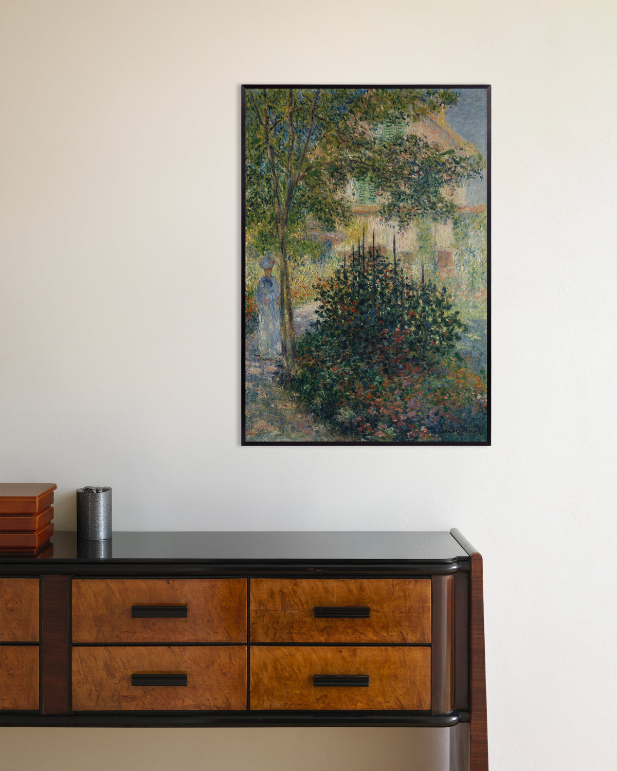 Poster Camille Monet im Garten in Argenteuil (1876) von Claude Monet mit Metallrahmen