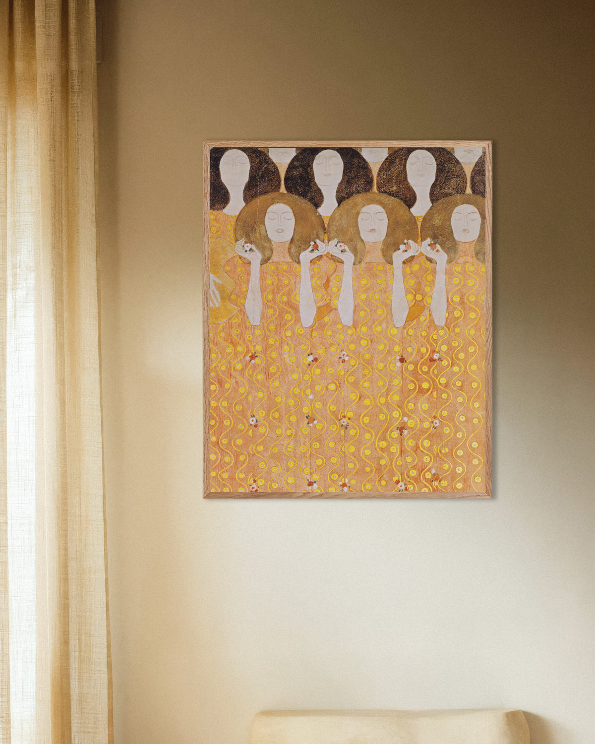 Poster Chor der Paradiesengel, Beethovenfries (1902) von Gustav Klimt mit naturfarbenem Holzrahmen