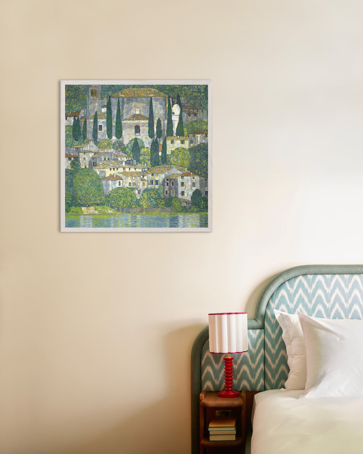 Poster Kirche in Cassone (Landschaft mit Zypressen) (1913) von Gustav Klimt mit weißem Holzrahmen