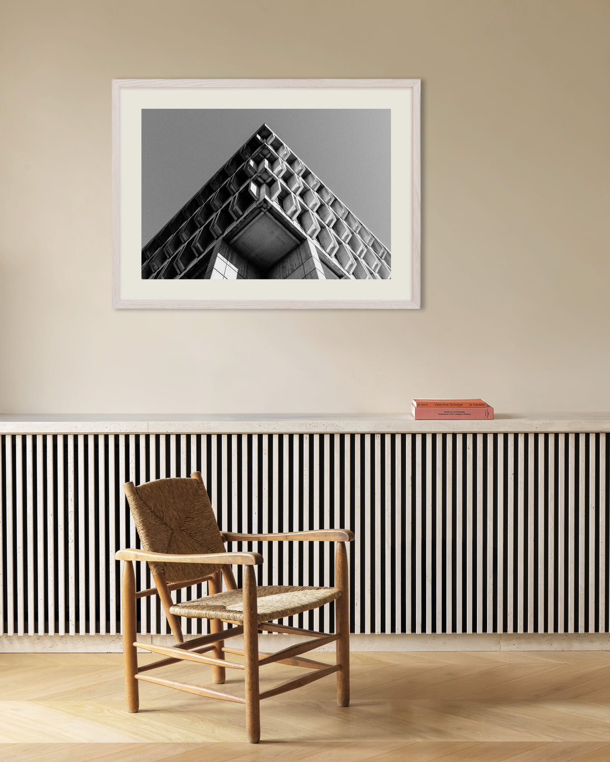 Poster „Kassettierte Ecke in scharfer Perspektive“ mit weißem Holzrahmen