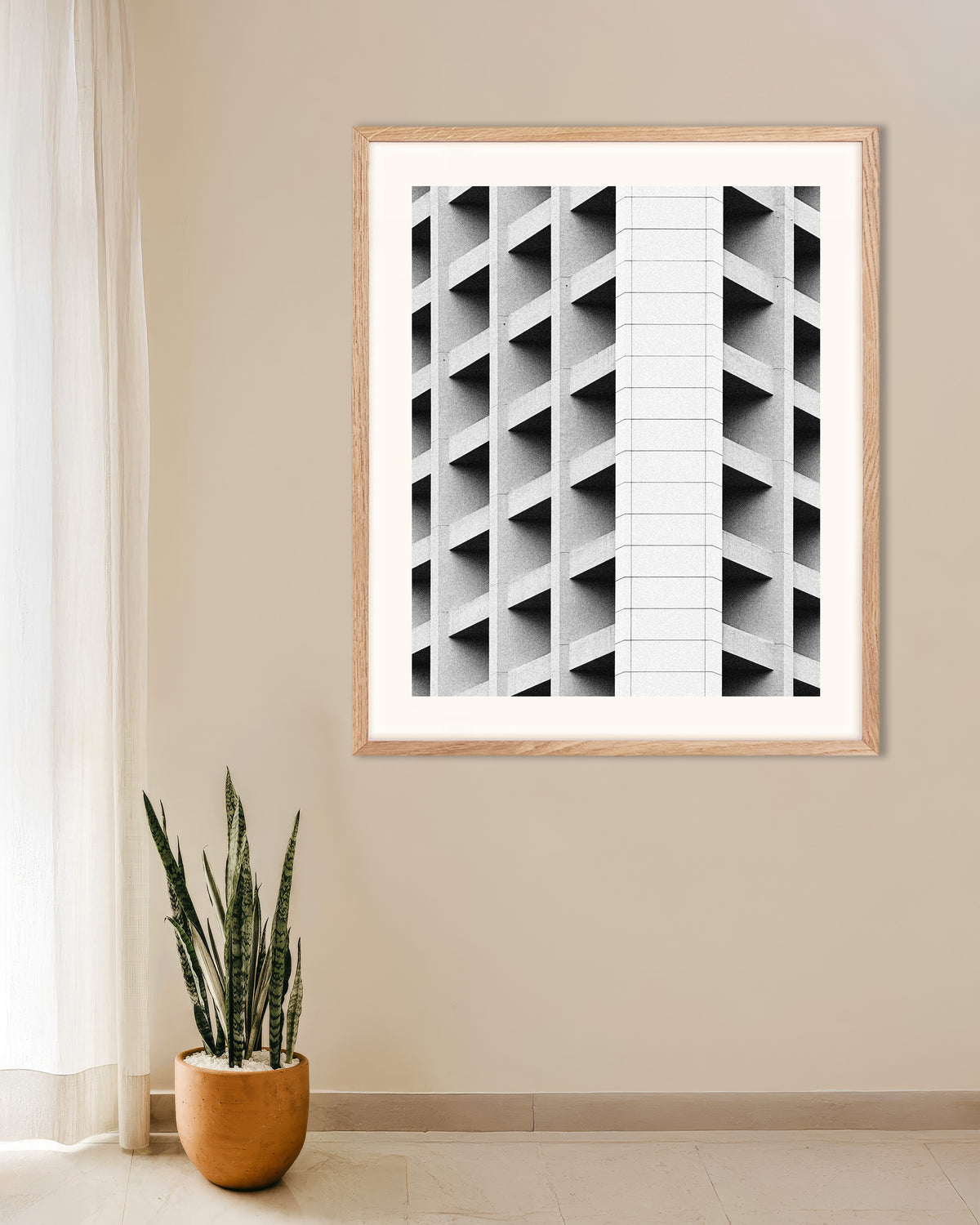 Poster „Kassettenfassade mit weißem Mittelstreifen“ mit naturfarbenem Holzrahmen