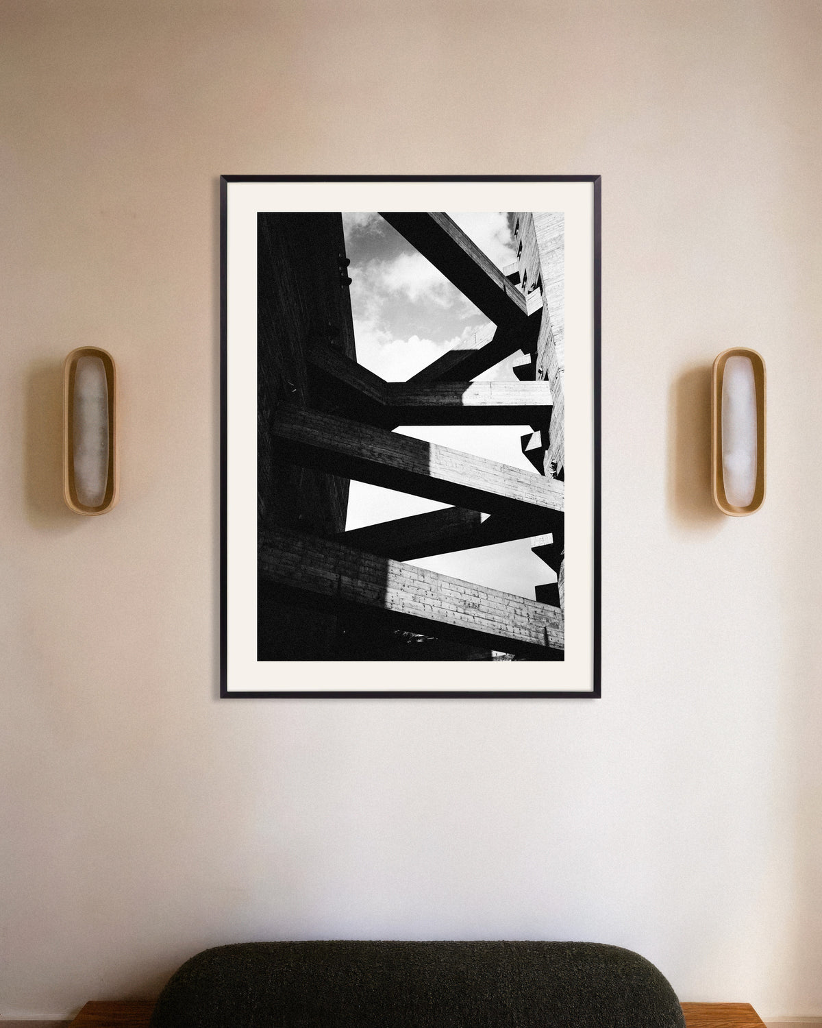 Poster „Betonbalken vor dem Himmel“ mit Metallrahmen