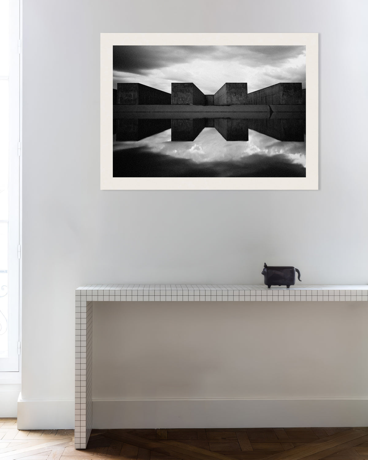 Poster „Betonblöcke spiegeln sich im Wasser“