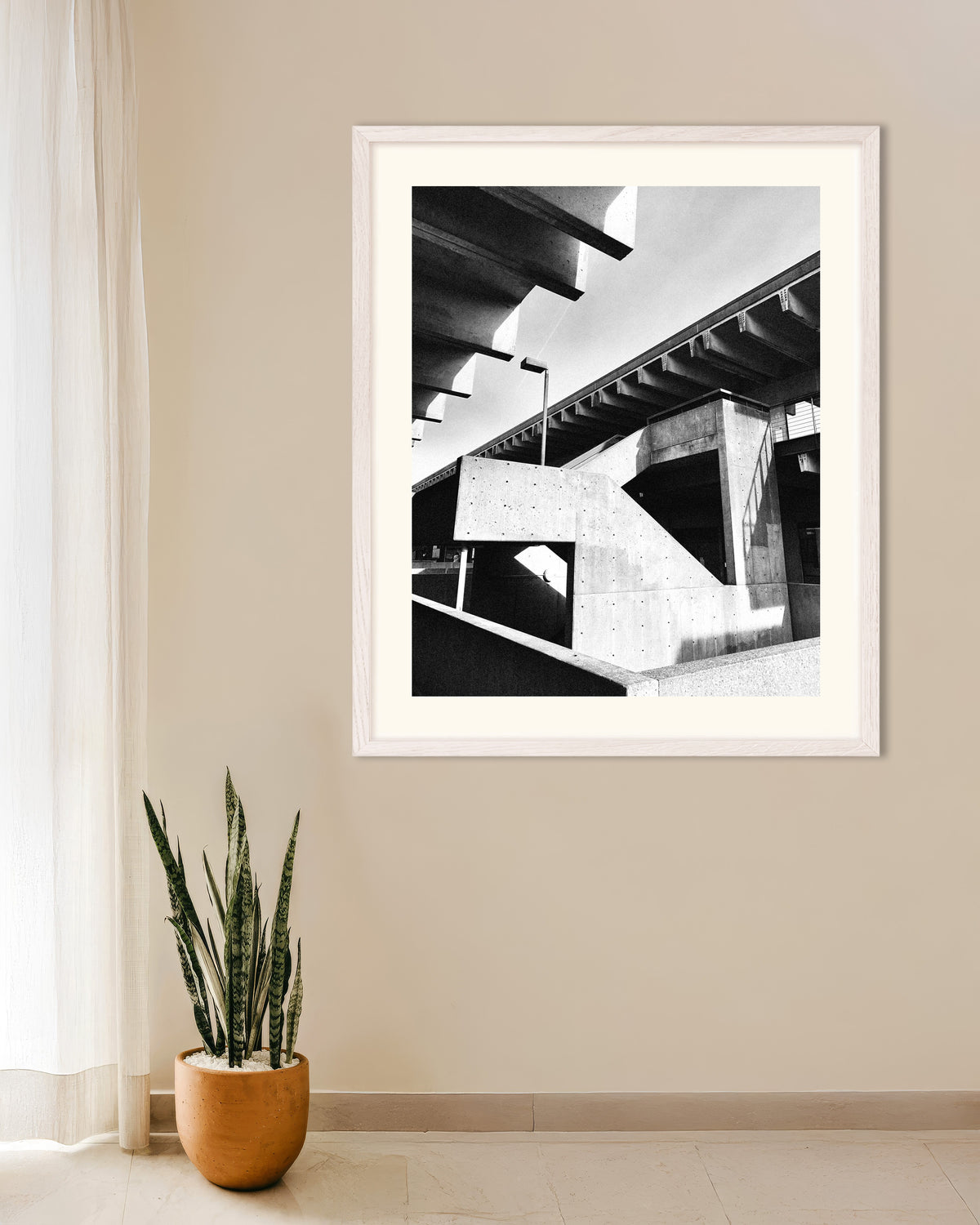 Poster „Betontreppe im Sonnenlicht“ mit weißem Holzrahmen