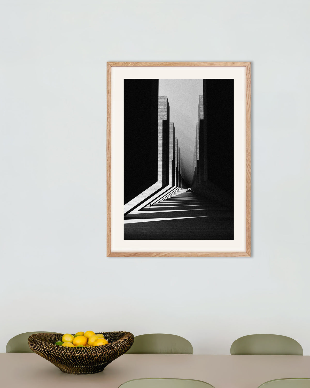 Poster „Korridor aus Licht und Beton“ mit naturfarbenem Holzrahmen