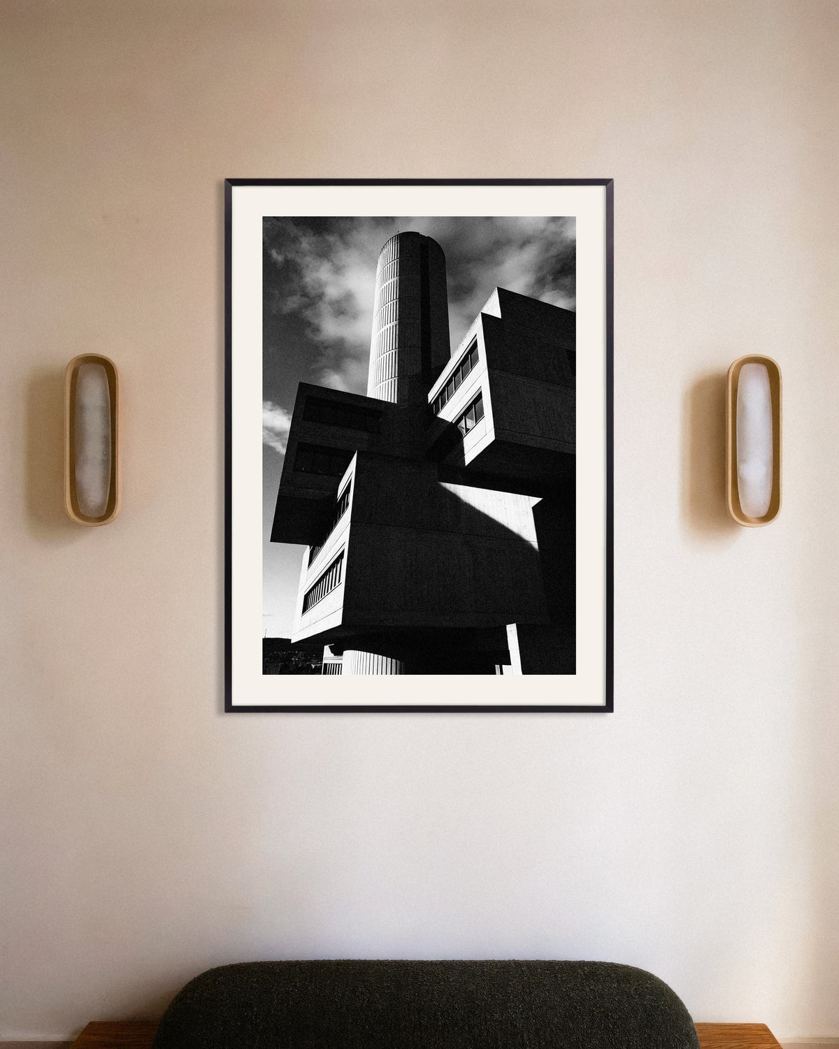 Poster „Zylinderturm und schwebende Blöcke“ mit Metallrahmen