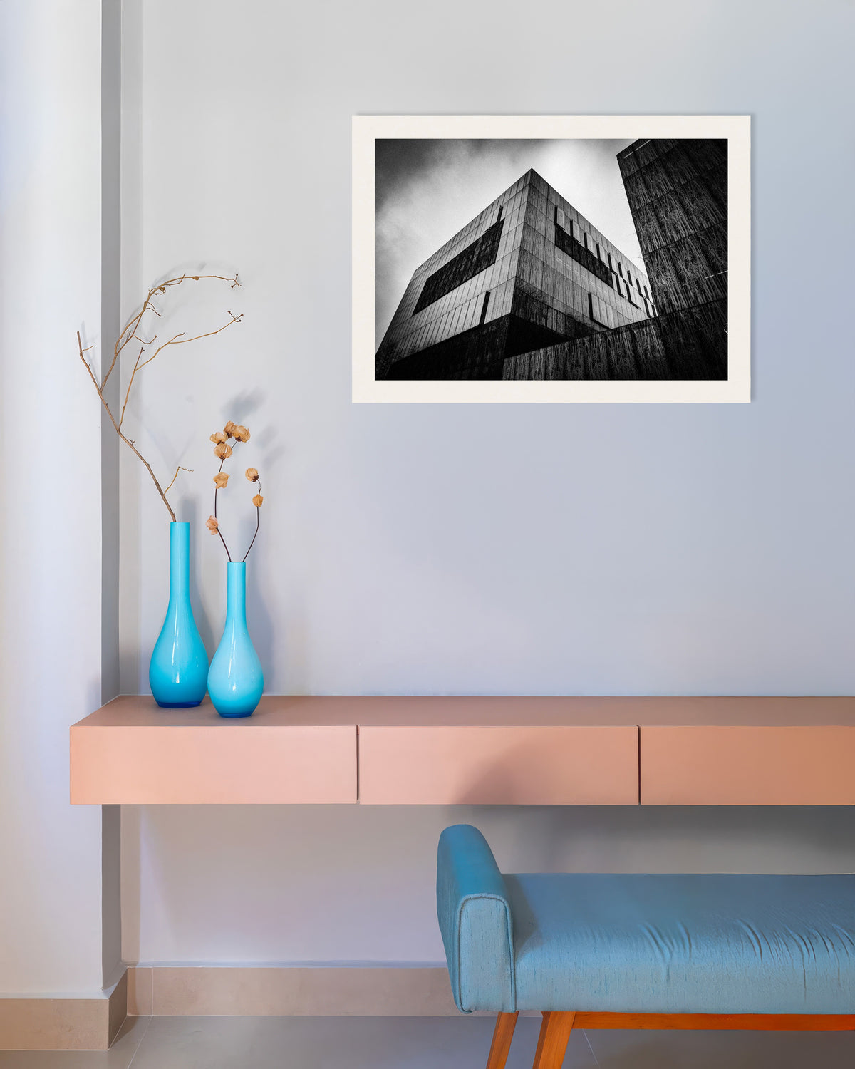 Poster „Dunkler Betonblock unter Wolken“