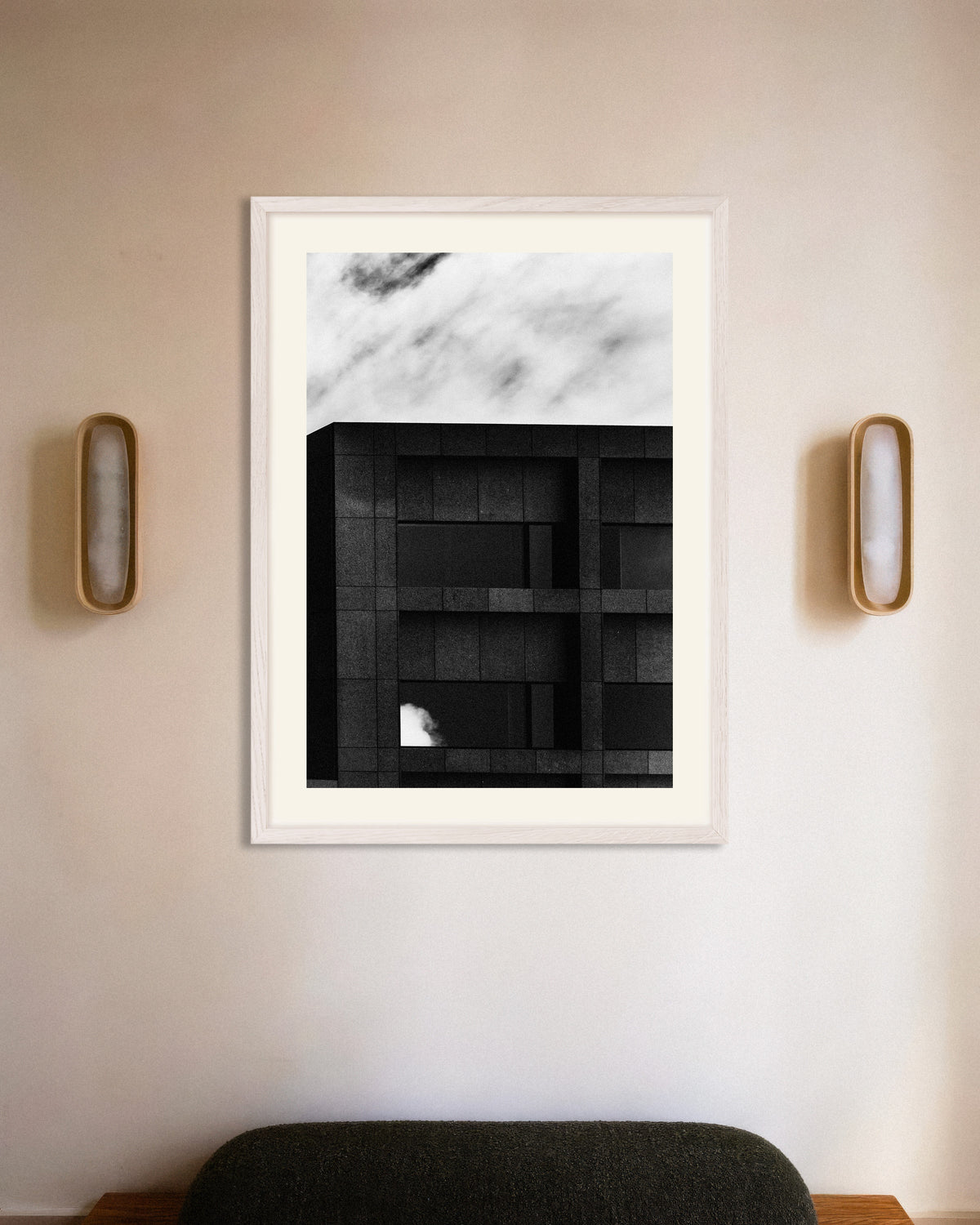 Poster „Dunkle Fassade und vorbeiziehende Wolke“ mit weißem Holzrahmen