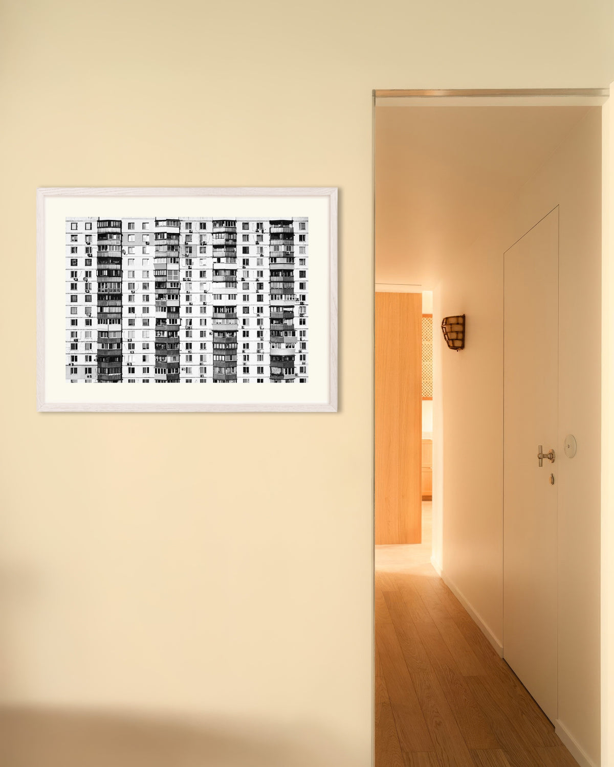 Poster „Endloser Wohnblock“ mit weißem Holzrahmen