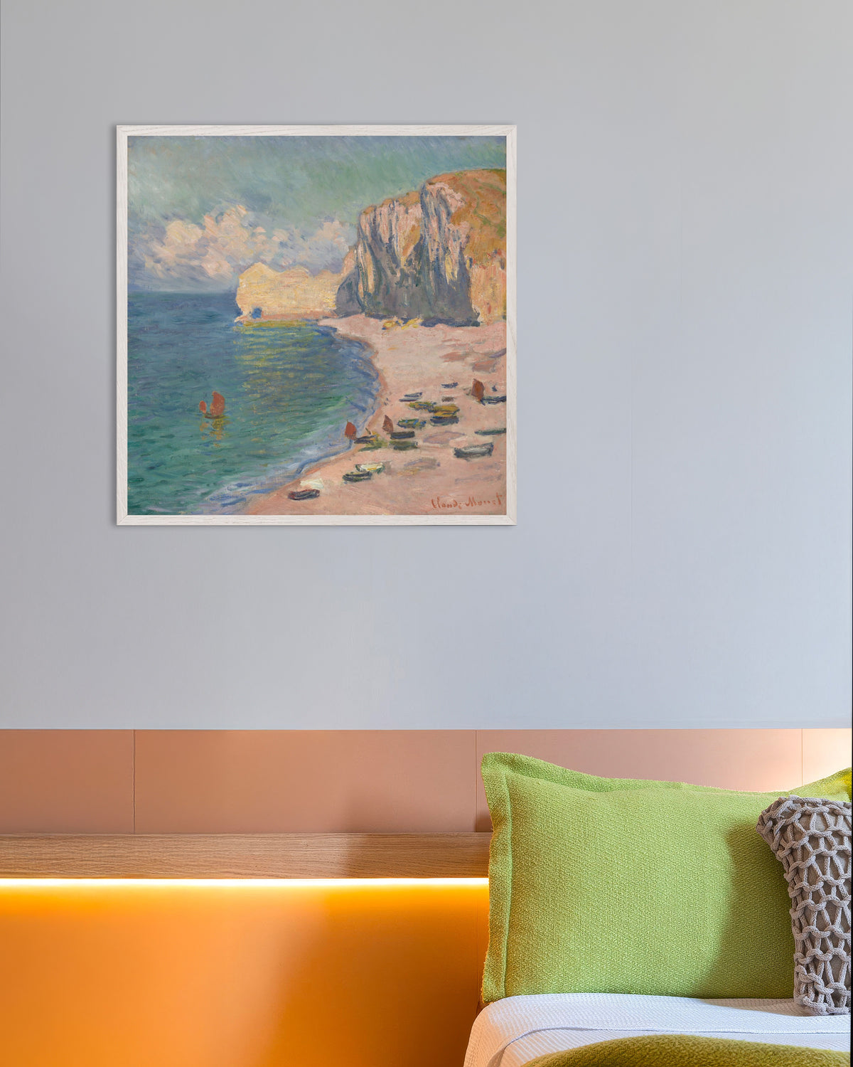 Poster Étretat, der Strand und die Falaise d'Amont (1885) von Claude Monet mit weißem Holzrahmen