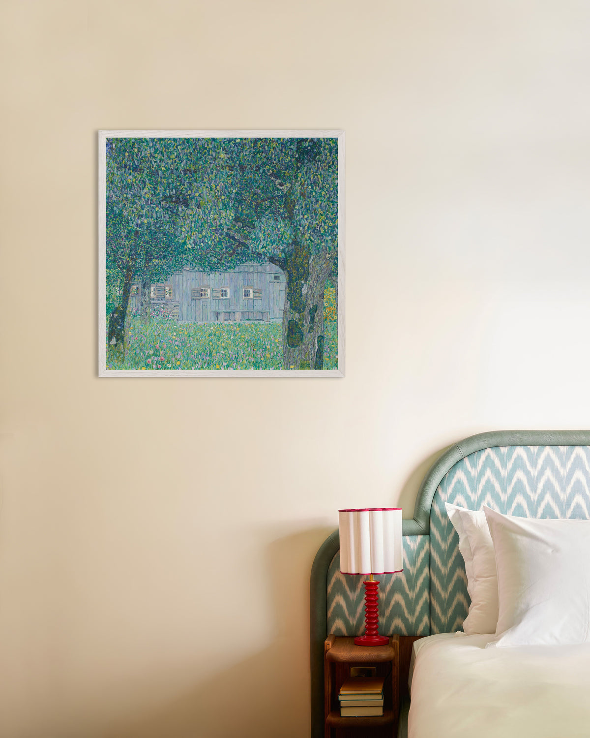 Poster Bauernhaus in Buchberg (1911) von Gustav Klimt mit weißem Holzrahmen
