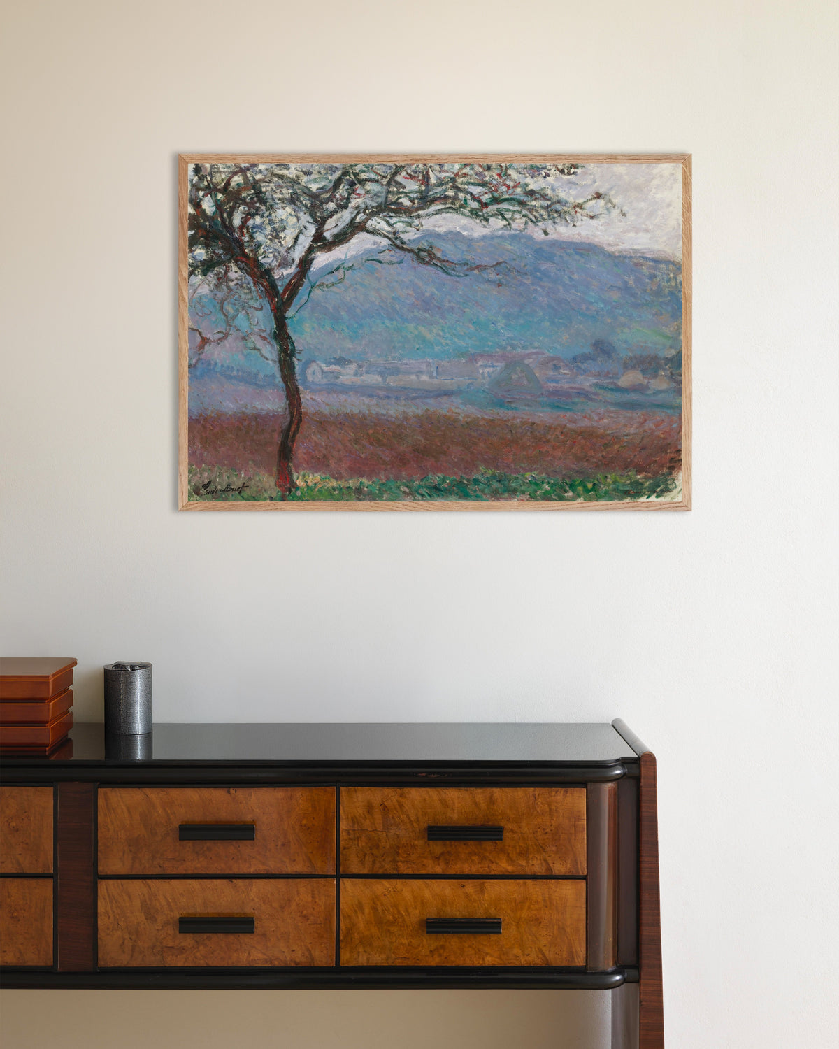 Poster Feld in Giverny (1887) von Claude Monet mit naturfarbenem Holzrahmen