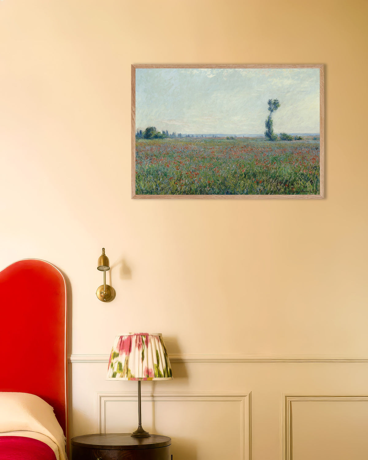 Poster Mohnfeld von Claude Monet mit naturfarbenem Holzrahmen