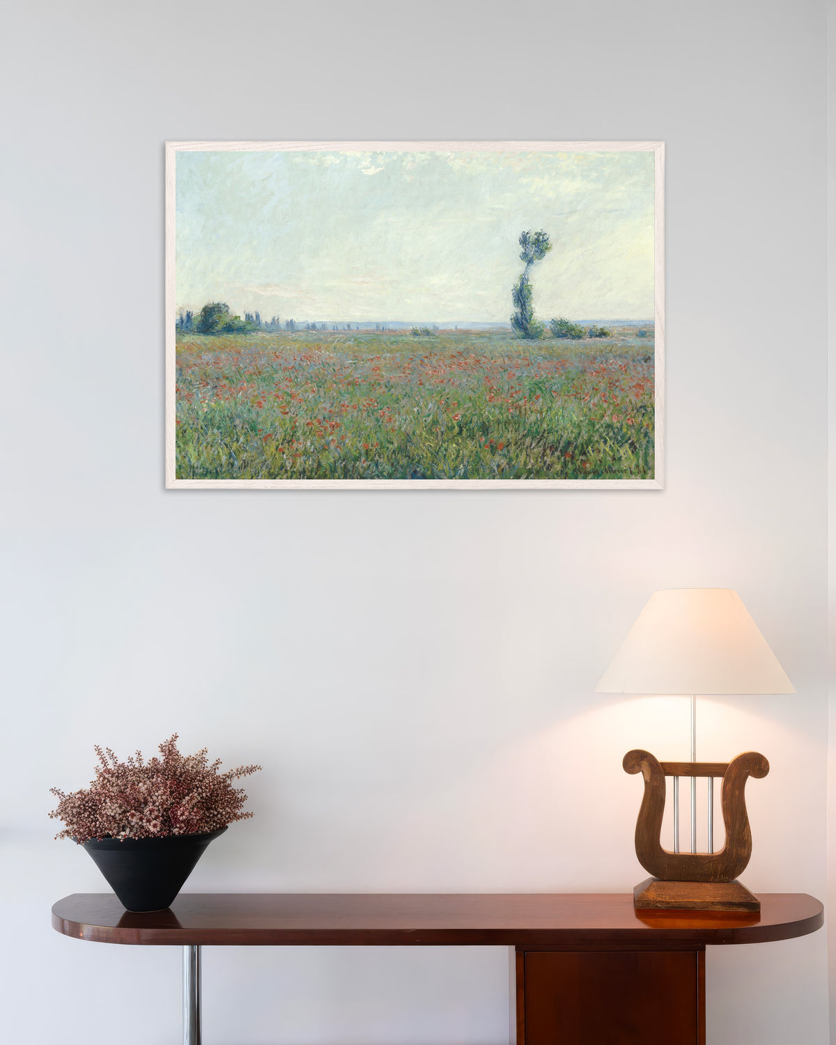 Poster Mohnfeld von Claude Monet mit weißem Holzrahmen