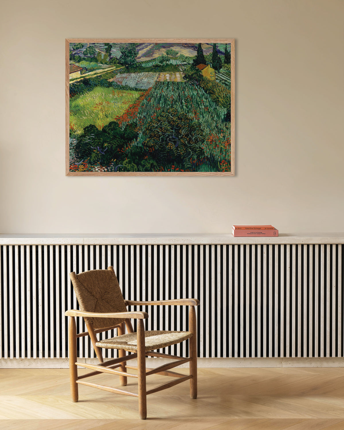 Poster mit „Mohnfeld (1889) von Vincent van Gogh“ und naturfarbenem Holzrahmen