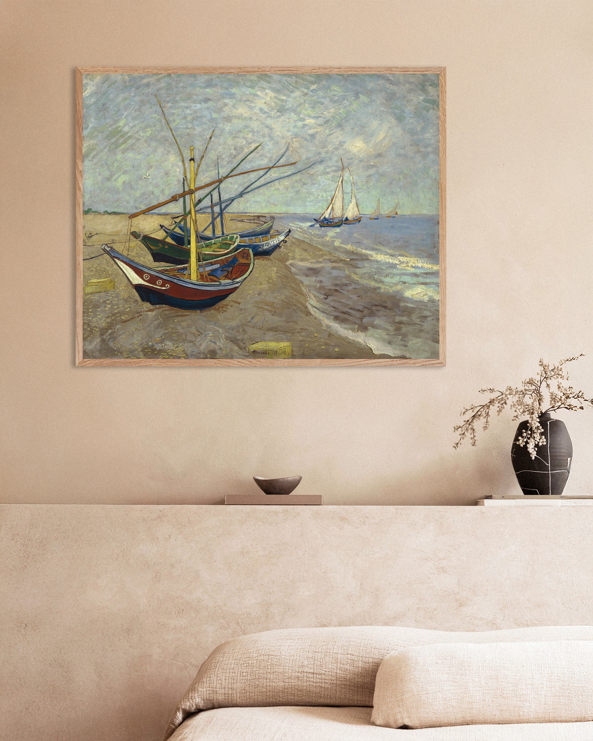 Poster Fischerboote am Strand von Les Saintes-Maries-de-la-Mer (1888) von Vincent van Gogh, mit naturfarbenem Holzrahmen