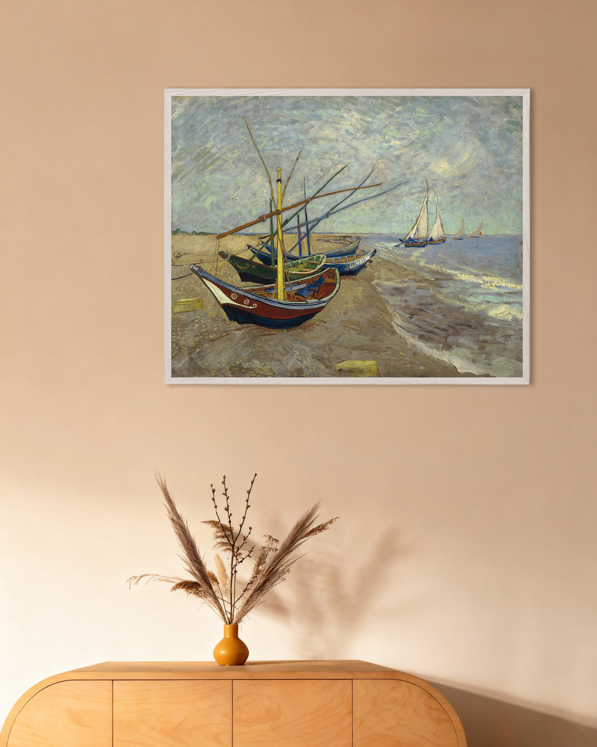 Poster Fischerboote am Strand von Les Saintes-Maries-de-la-Mer (1888) von Vincent van Gogh, mit weißem Holzrahmen