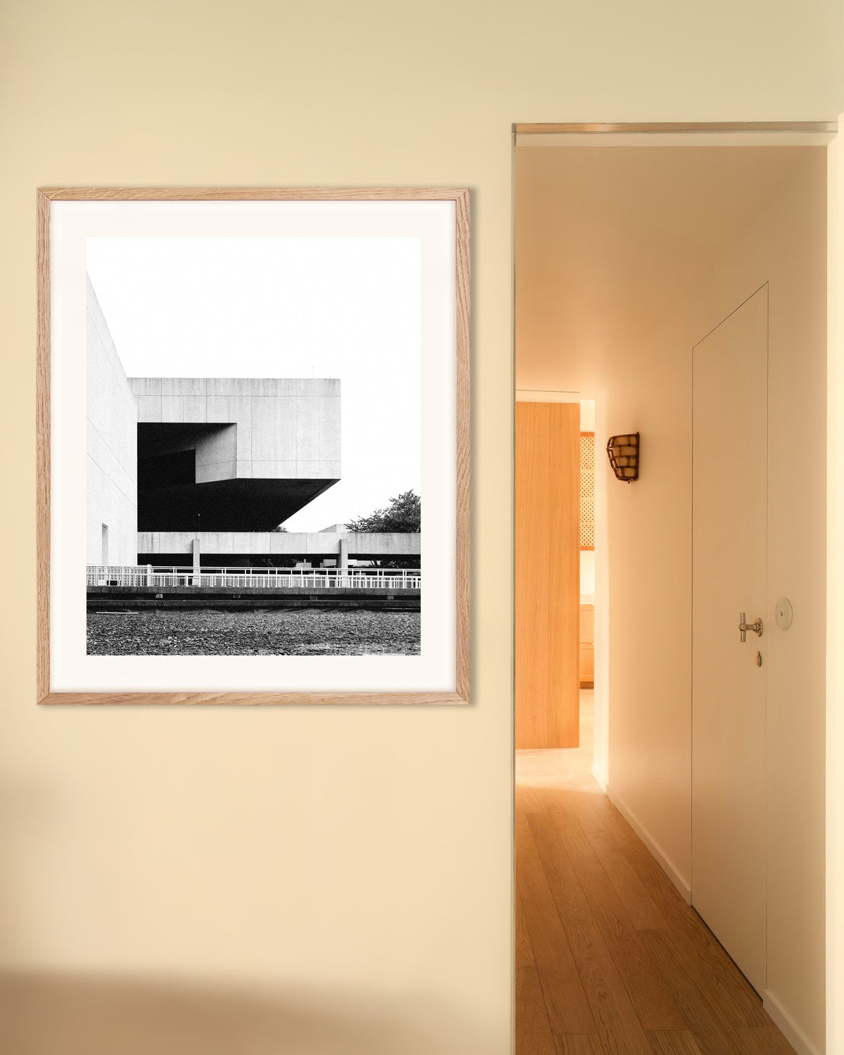 Poster „Schwebender Betonblock“ mit naturfarbenem Holzrahmen