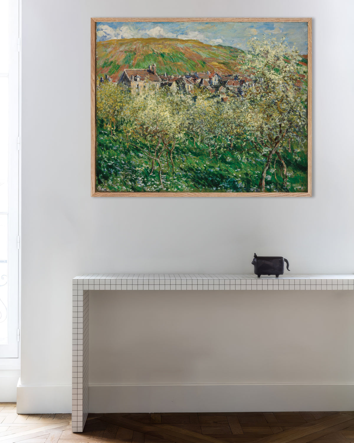 Poster Blühende Pflaumenbäume (1879) von Claude Monet mit naturfarbenem Holzrahmen