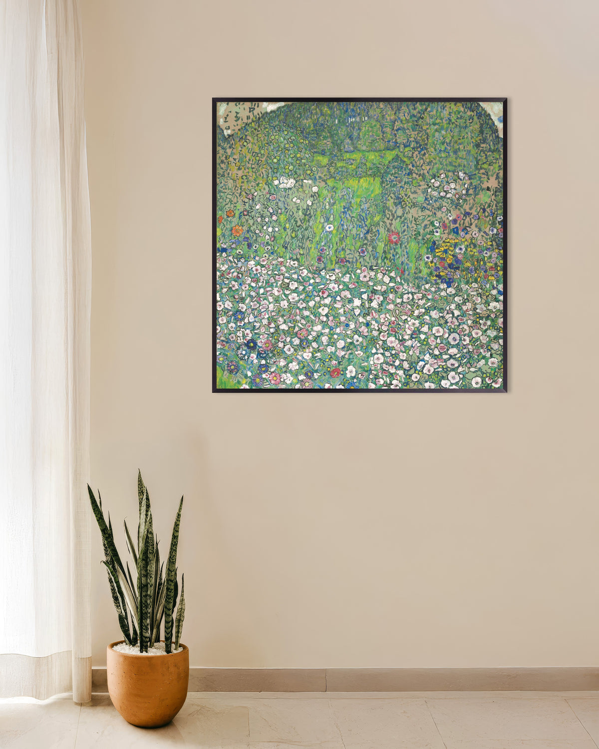 Poster von Gartenlandschaft mit Hügel (1916) von Gustav Klimt, mit Metallrahmen