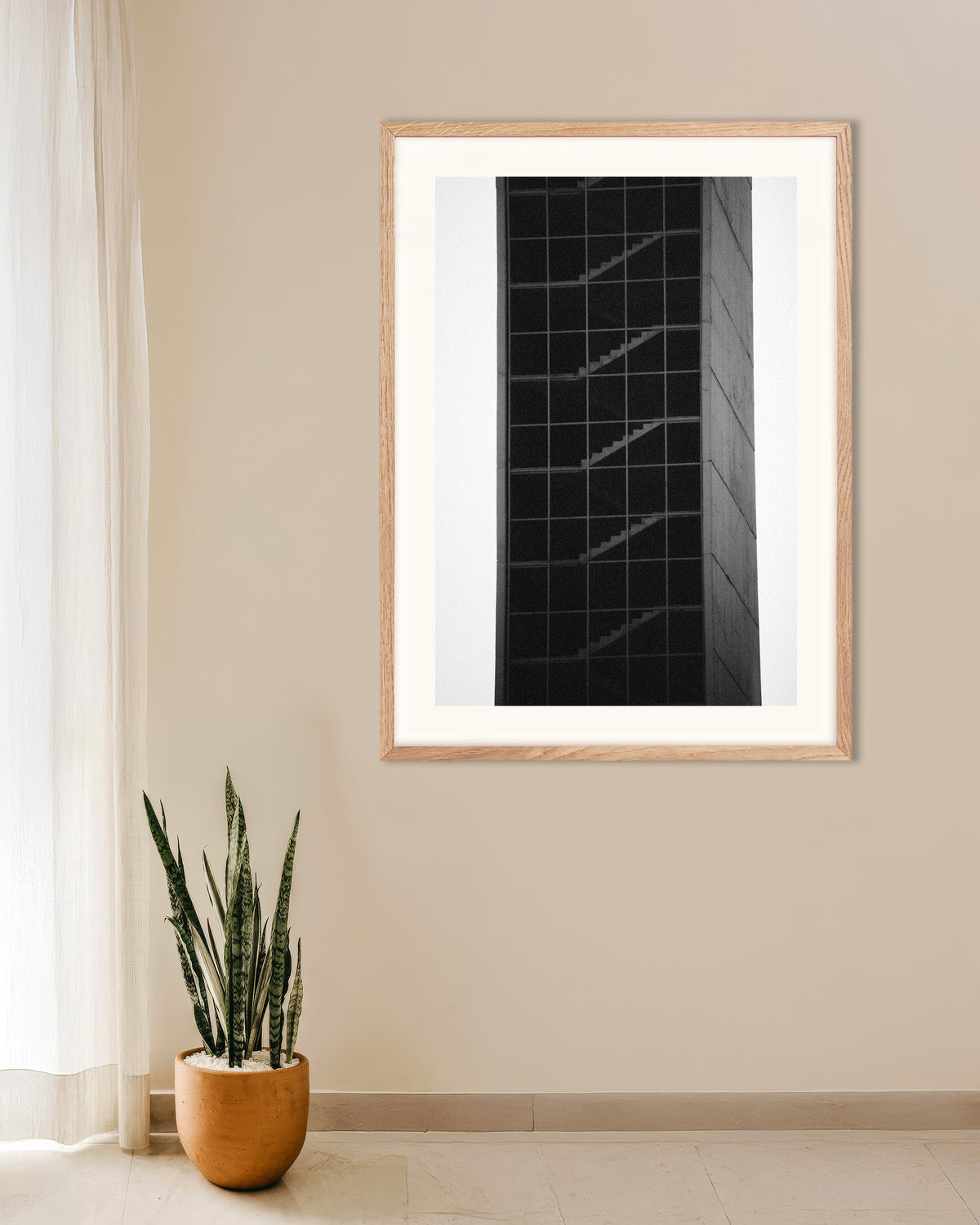 Poster „Glastreppenturm“ mit naturfarbenem Holzrahmen
