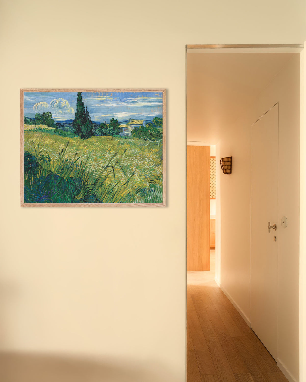 Poster mit dem Titel Grünes Weizenfeld mit Zypressen (1889) von Vincent van Gogh, mit naturfarbenem Holzrahmen