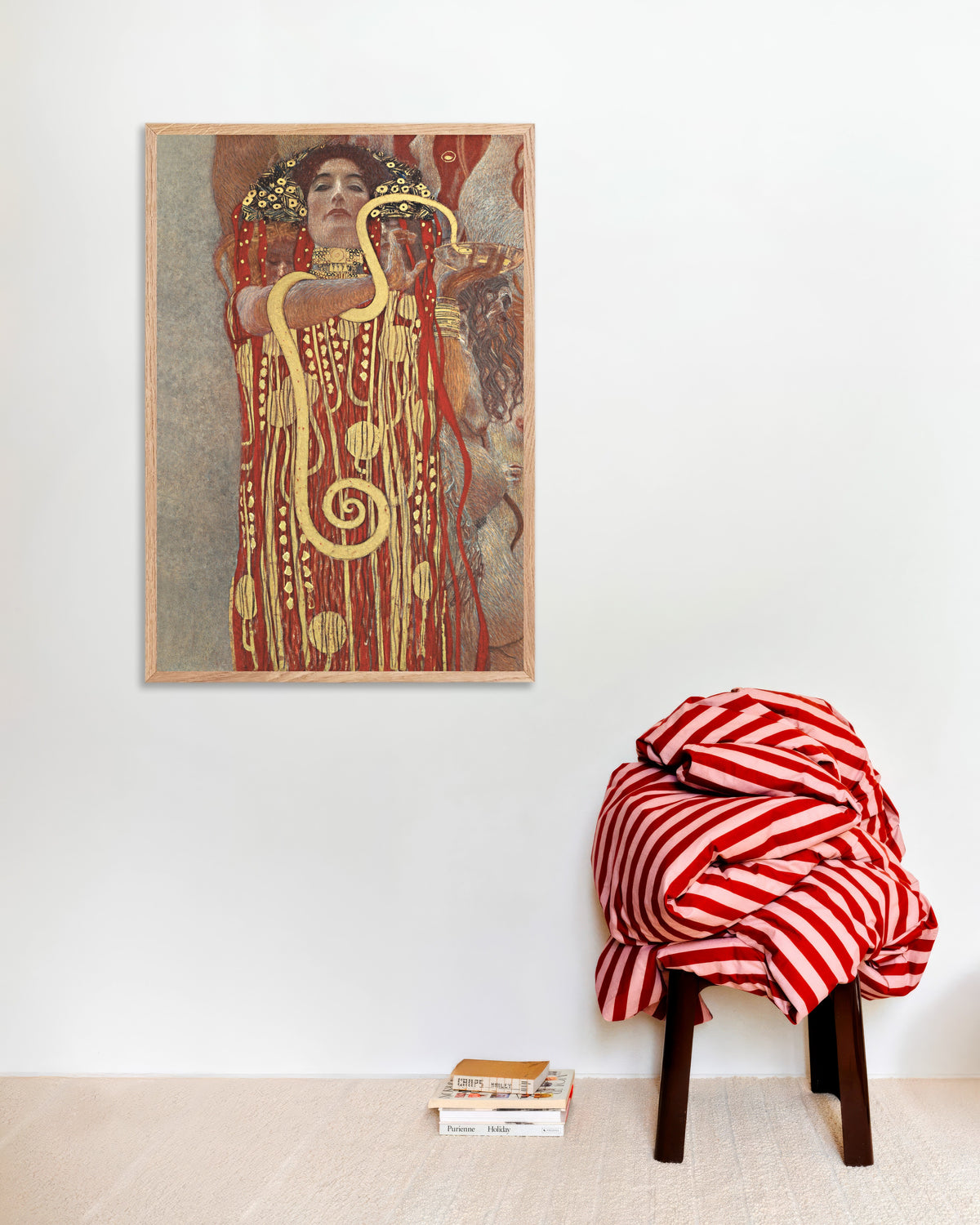 Poster Hygieia, Detail der Medizin (1907) von Gustav Klimt mit naturfarbenem Holzrahmen