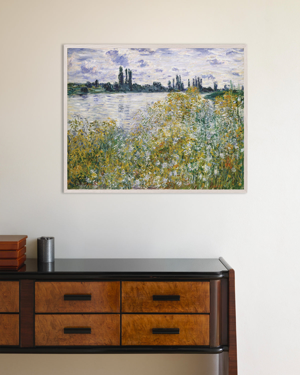 Poster Die Blumeninsel bei Vétheuil (1880) von Claude Monet mit weißem Holzrahmen