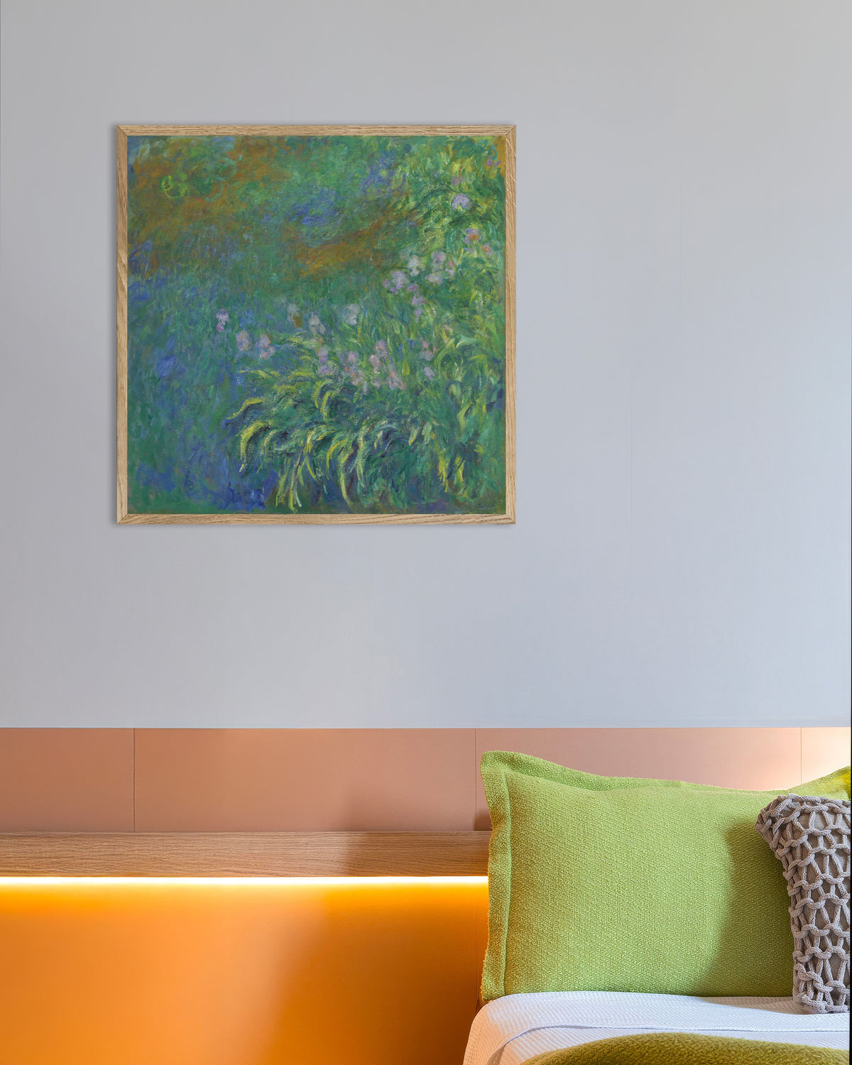 Poster Schwertlilien (1914–1917) von Claude Monet mit naturfarbenem Holzrahmen