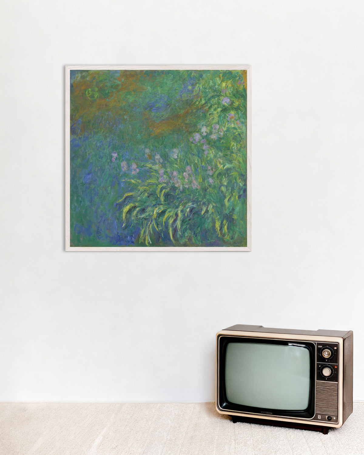 Poster Schwertlilien (1914–1917) von Claude Monet mit weißem Holzrahmen