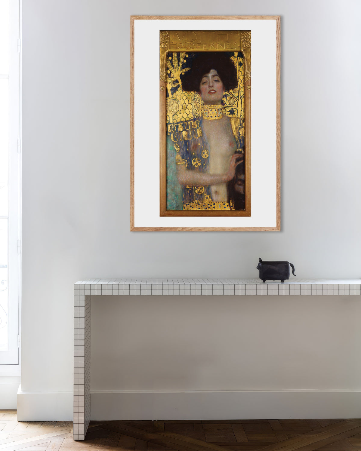 Poster Judith I (1901) von Gustav Klimt mit naturfarbenem Holzrahmen