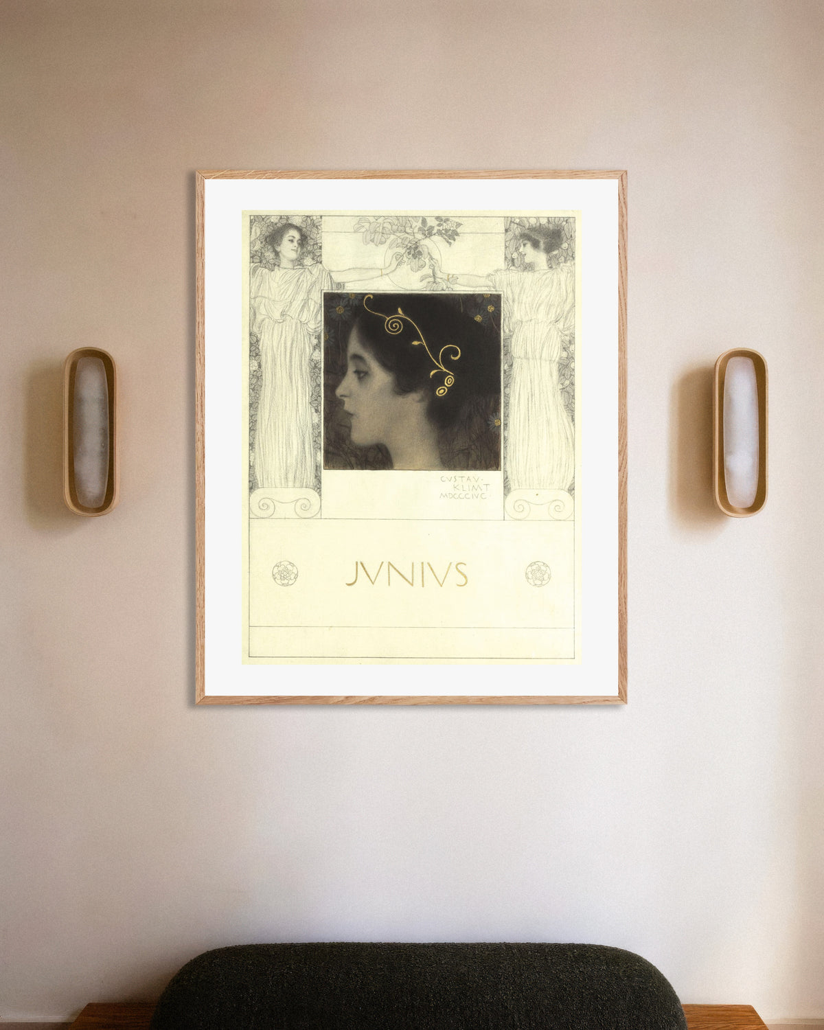 Poster Junius (1896) von Gustav Klimt mit naturfarbenem Holzrahmen