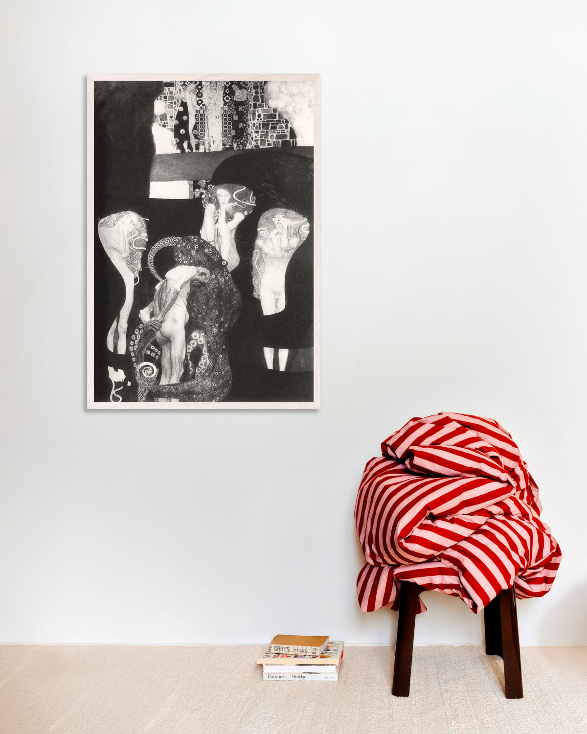 Poster Jurisprudenz (1907) von Gustav Klimt mit weißem Holzrahmen