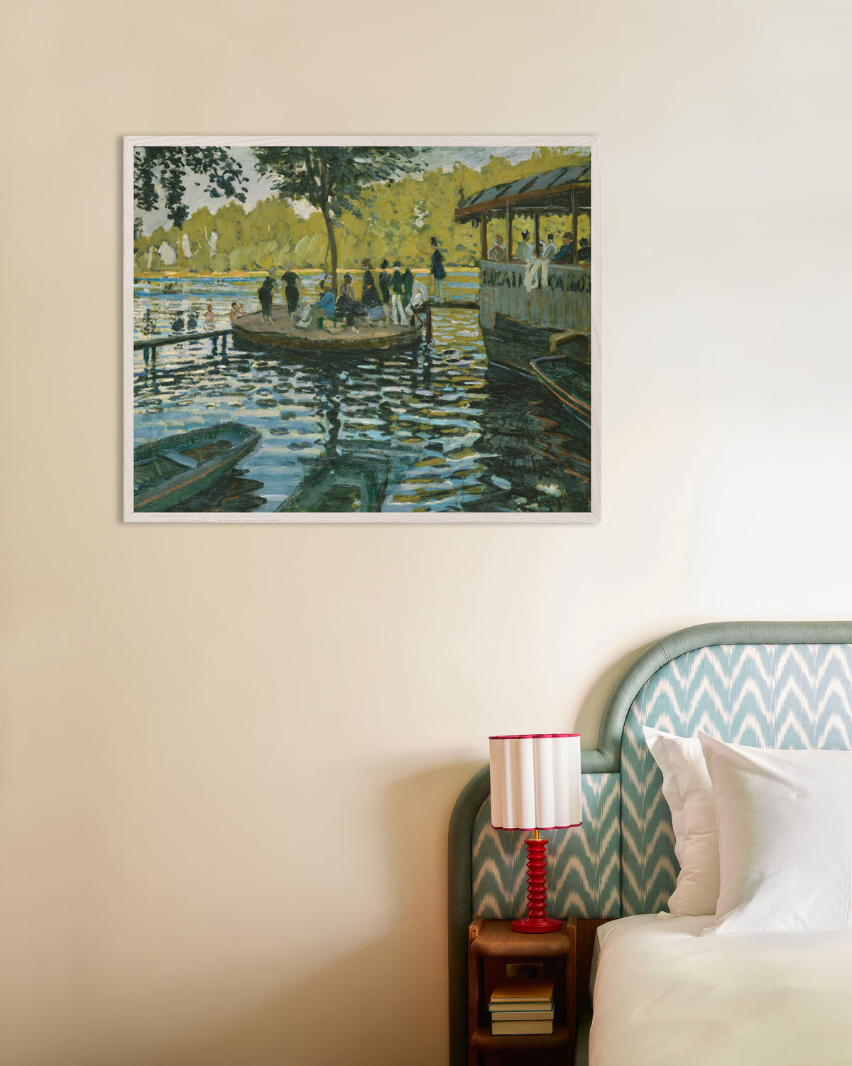 Poster La Grenouillère (1869) von Claude Monet mit weißem Holzrahmen