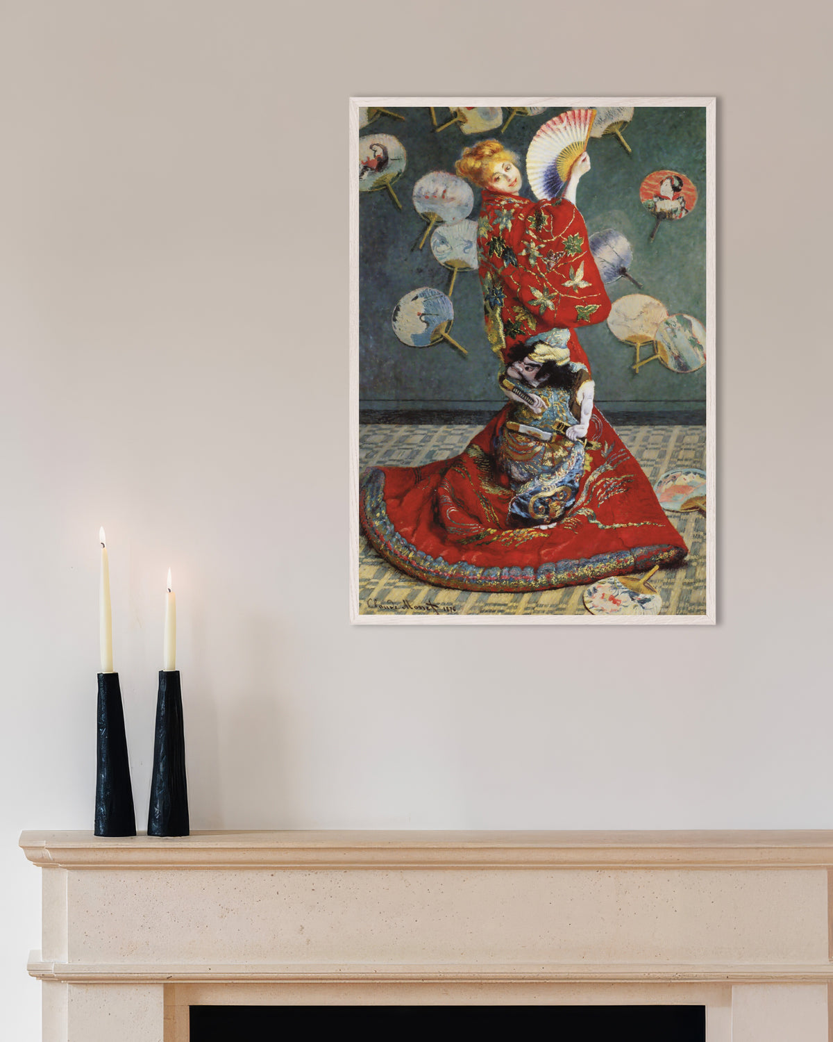 Poster La Japonaise, Camille Monet im japanischen Kostüm (1876) von Claude Monet mit weißem Holzrahmen