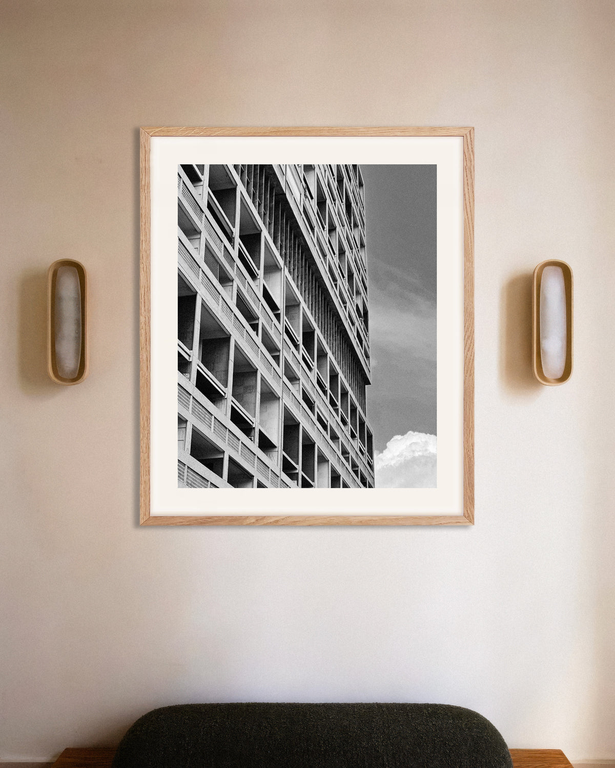 Poster „Loggien in der Sonne“ mit naturfarbenem Holzrahmen