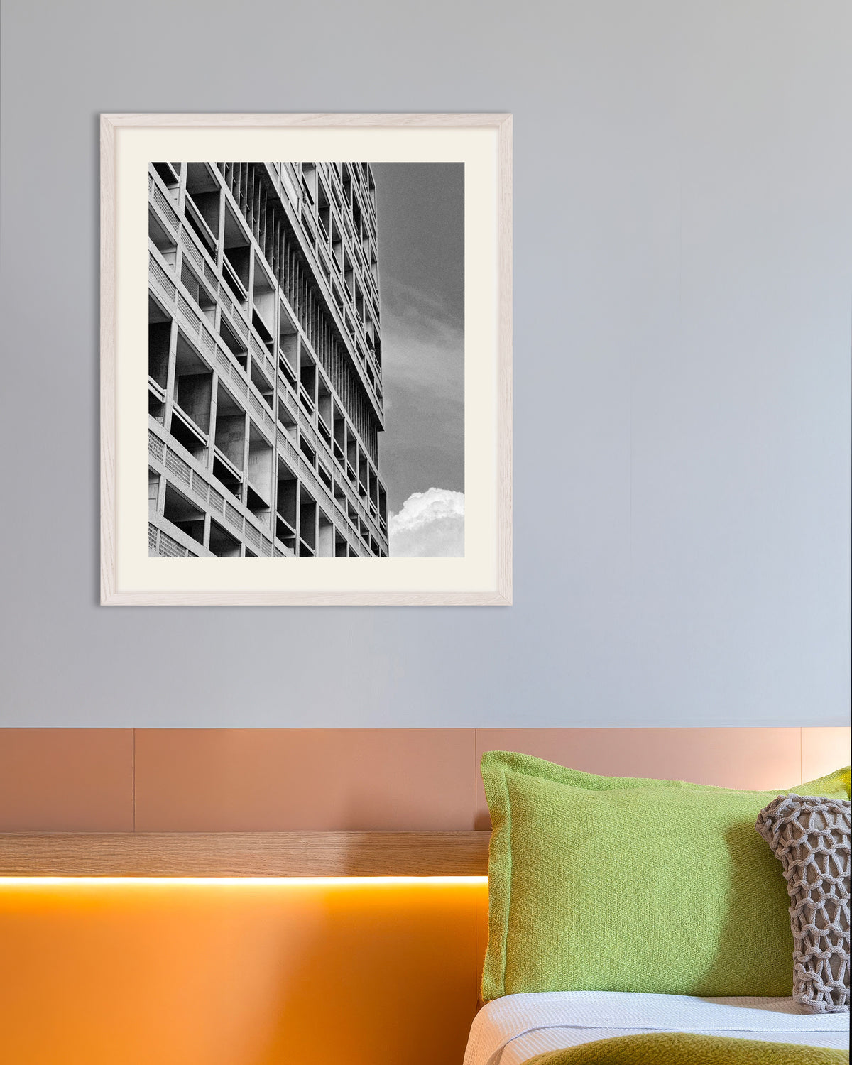 Poster „Loggien in der Sonne“ mit weißem Holzrahmen
